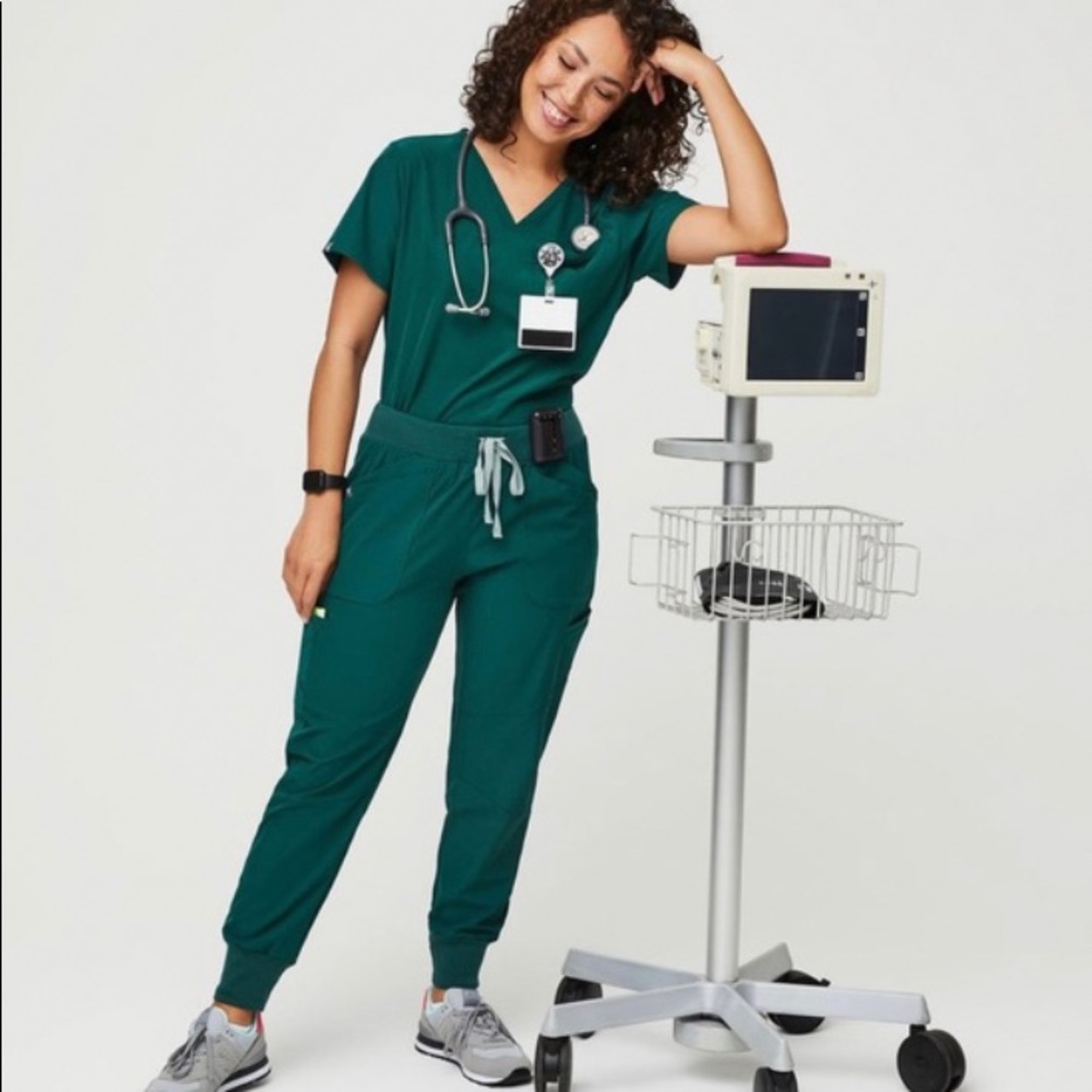 NWT FIGS FIONlite Sokone Top in Amazon Green